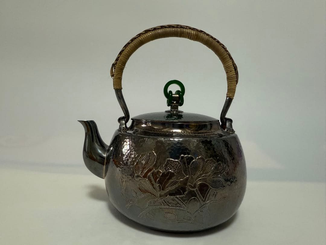 純銀製 蓮の彫刻 槌目 口打出湯沸 銀瓶 煎茶道具