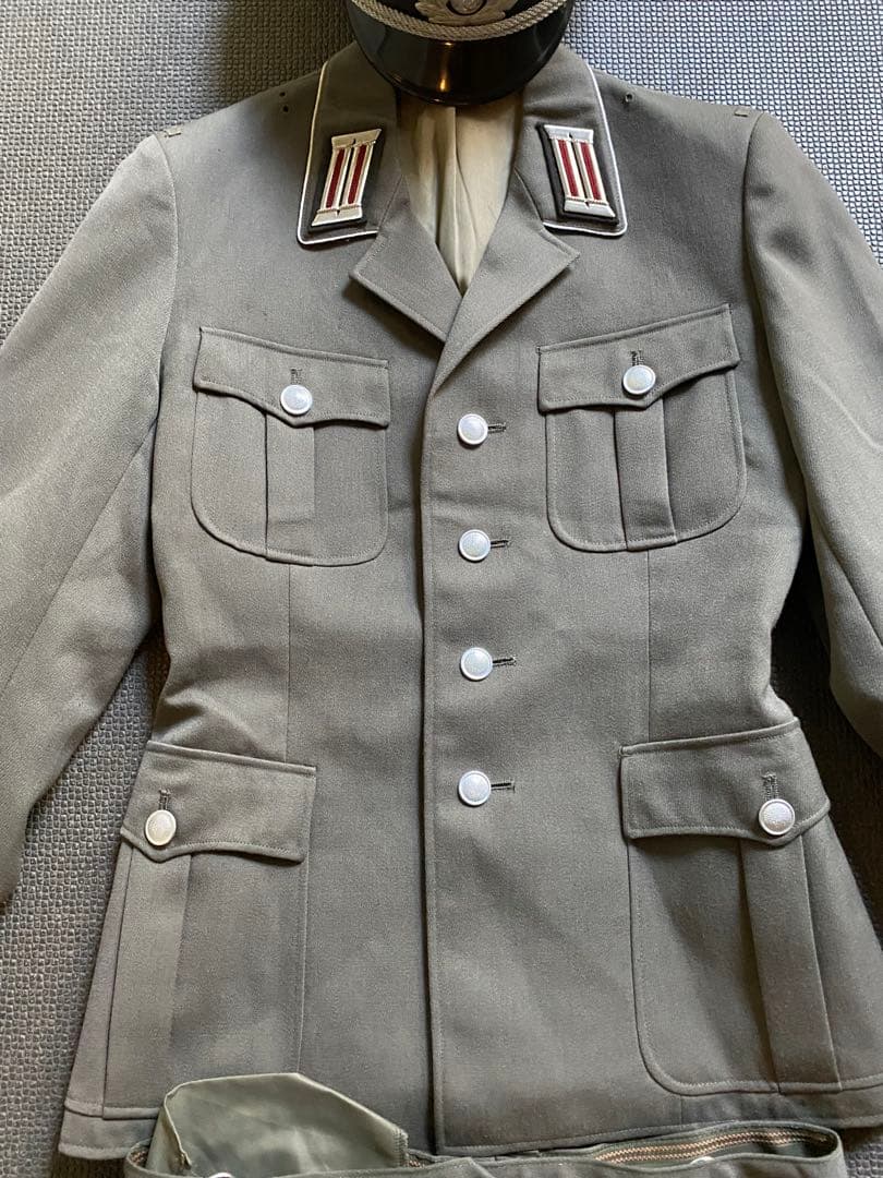 東ドイツ 制服 上下制帽のセット 兵科章付き