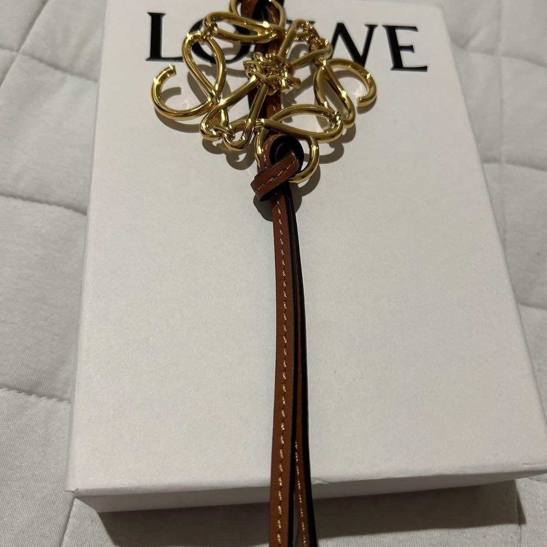 LOEWE アナグラム　チャーム　タン