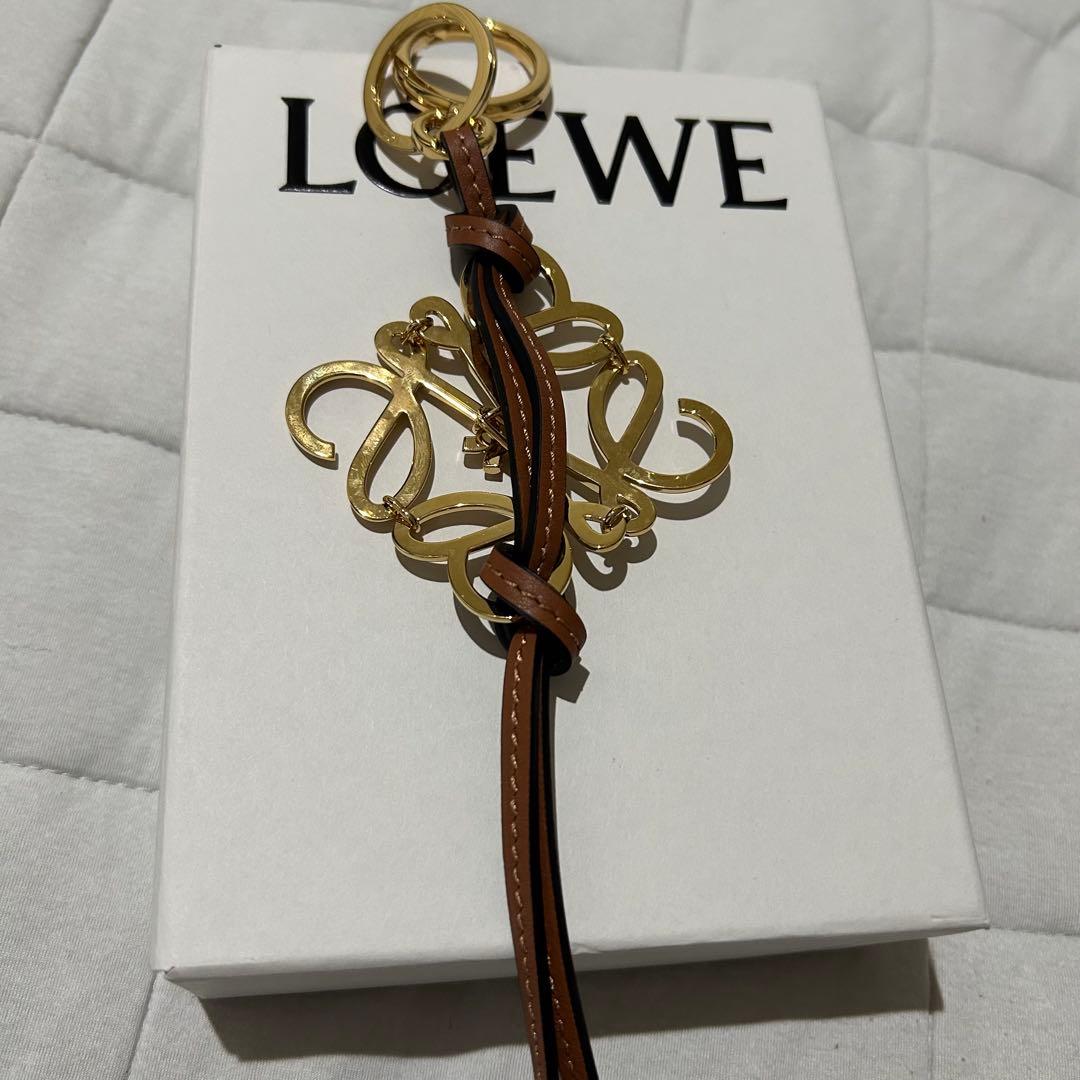 LOEWE アナグラム　チャーム　タン
