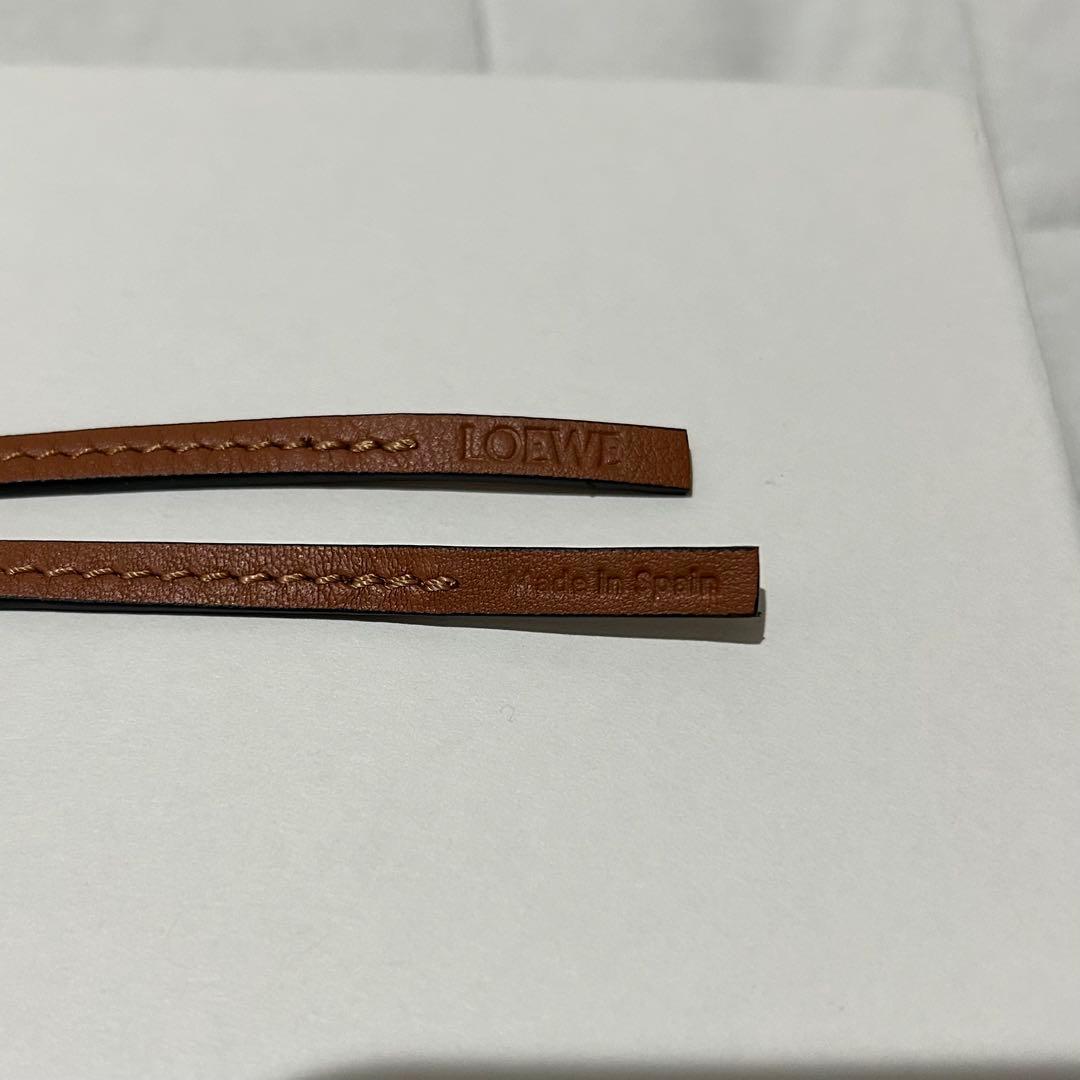 LOEWE アナグラム　チャーム　タン
