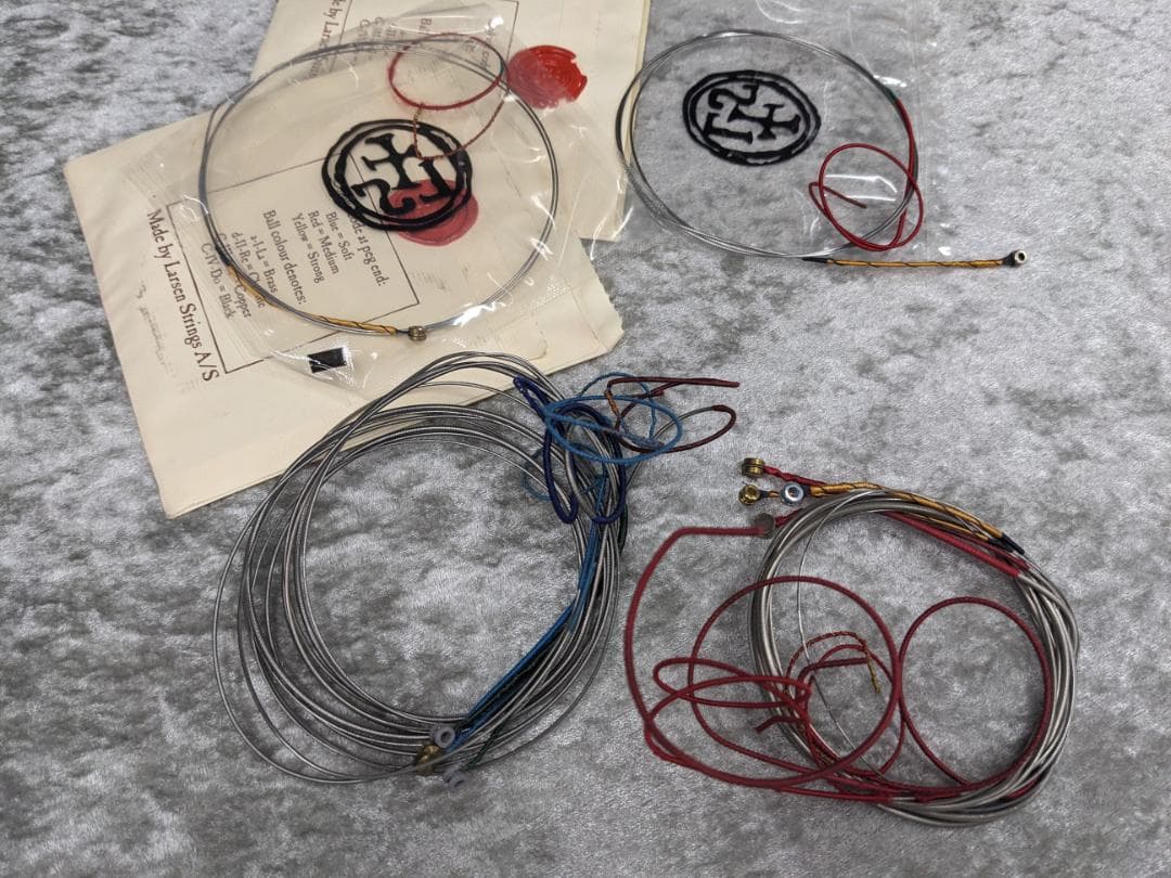 チェロ4/4弦　約１０本　ラーセンなど