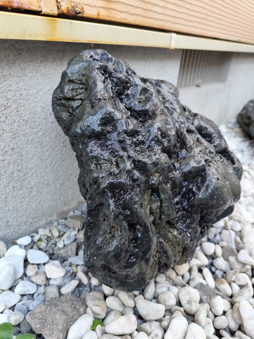 千軒石。黒色の天然石 水石