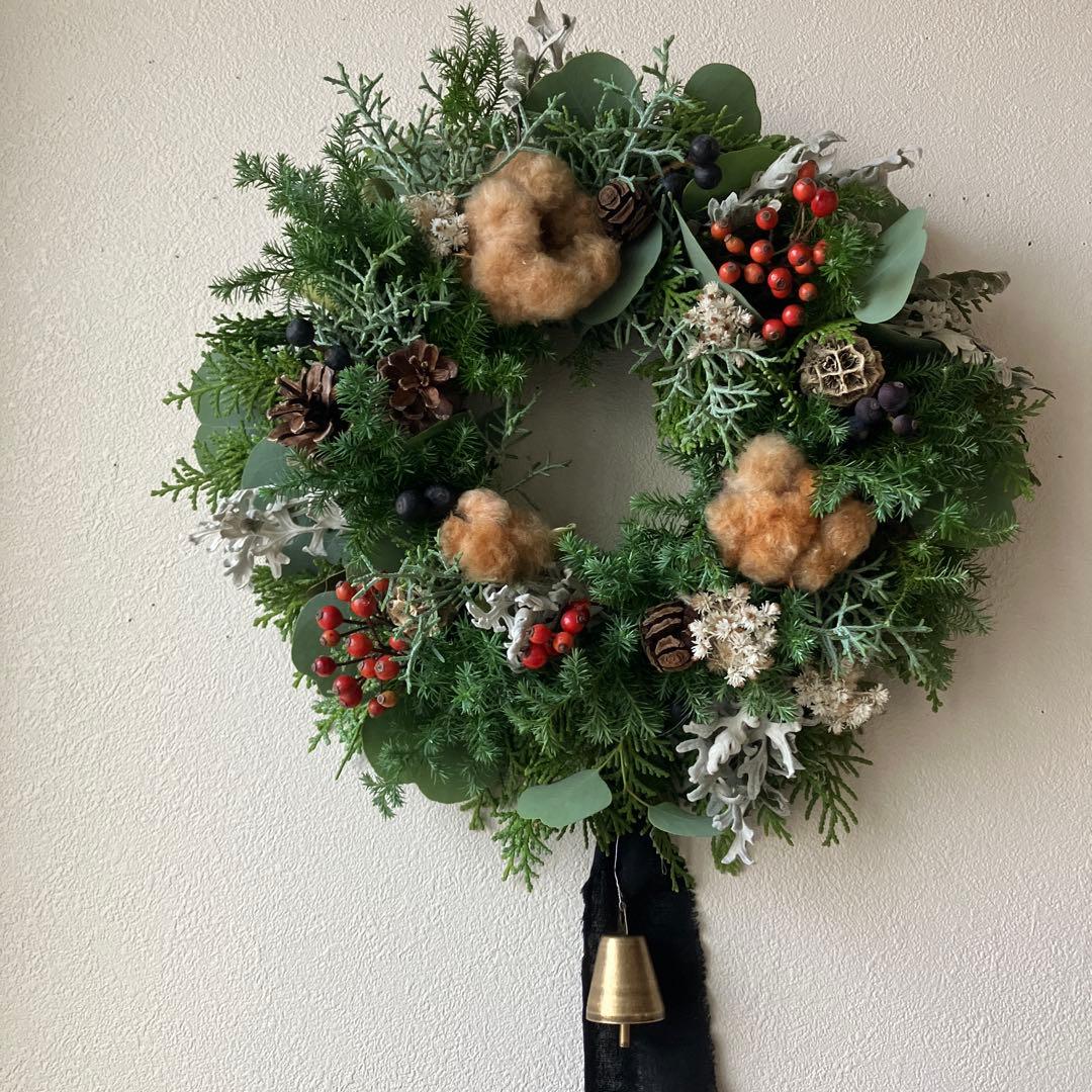 ブラウンコットンのクリスマスリース　野バラの実　フレッシュ針葉樹　シャリンバイ