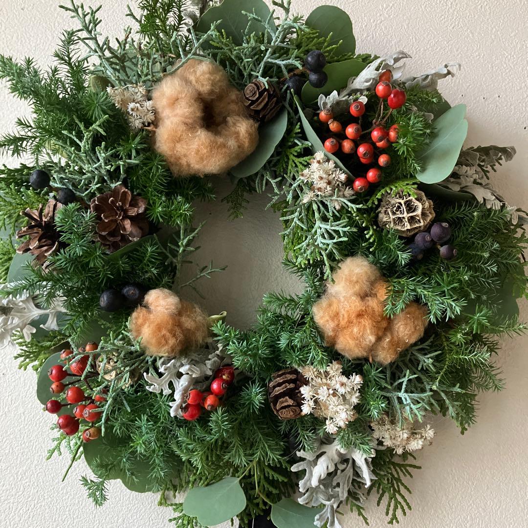 ブラウンコットンのクリスマスリース　野バラの実　フレッシュ針葉樹　シャリンバイ