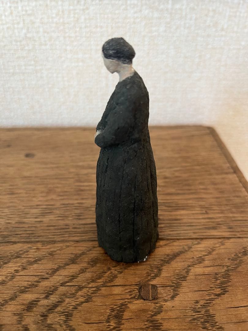 八窪章吾　緑の衣服の女性　オブジェ