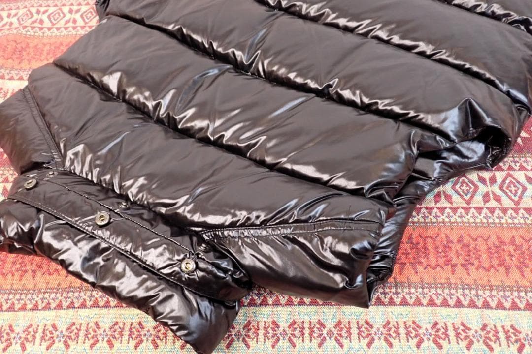 MONCLER ダウンベスト 光沢ブラック 02