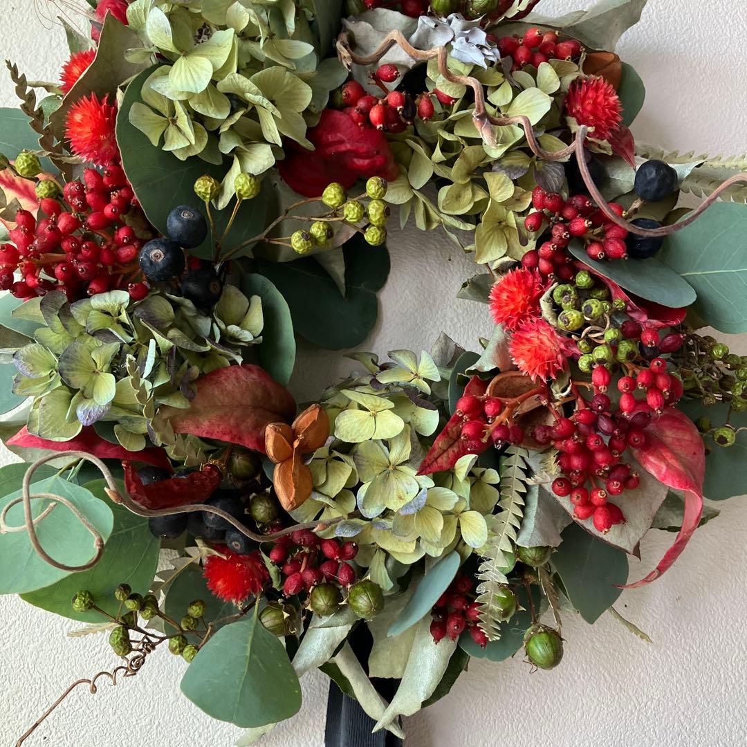 秋色紫陽花と赤い実のベリーリース　シャリンバイ　ユーカリ　野バラの実　千日紅