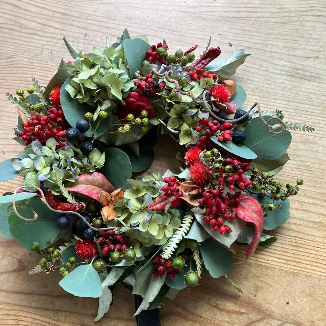 秋色紫陽花と赤い実のベリーリース　シャリンバイ　ユーカリ　野バラの実　千日紅