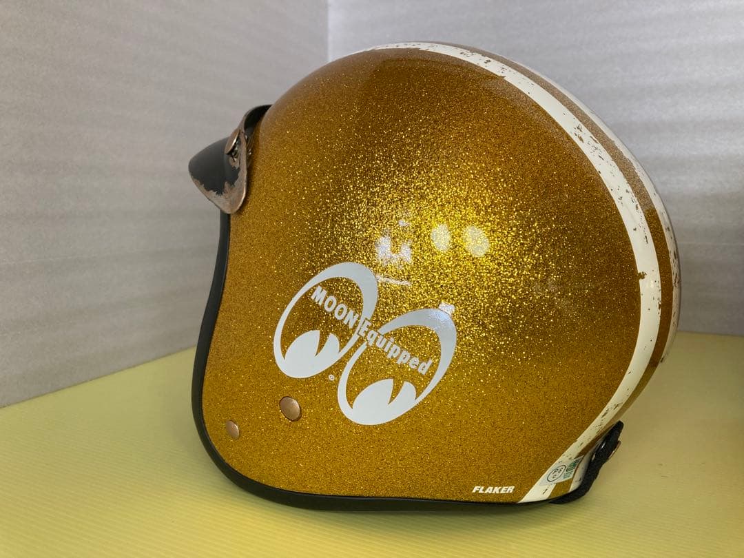 ゴールド　ジェットヘルメット　tt &co bell ムーンアイズ　目深加工
