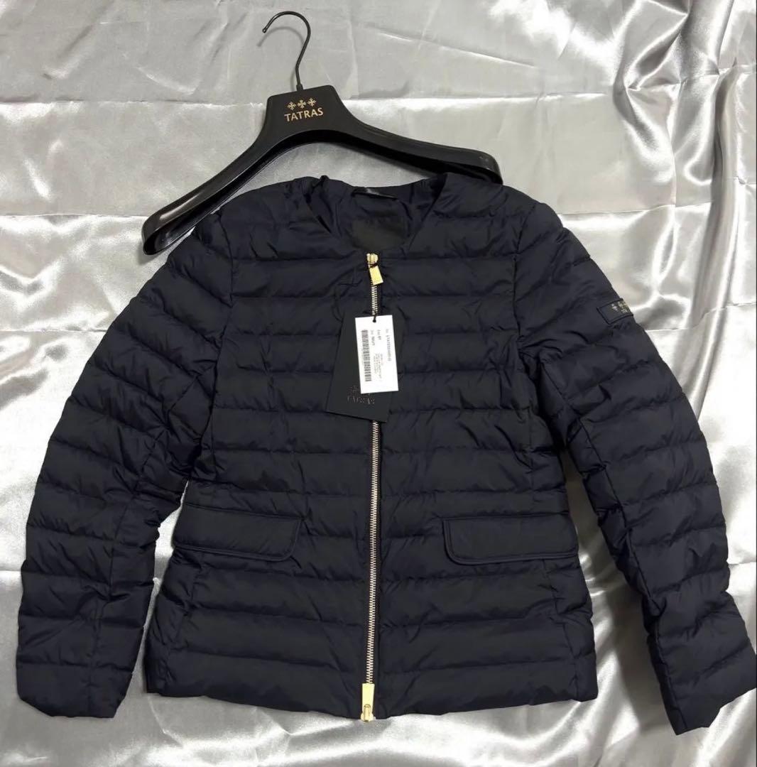 新品タグ付きTATRAS タトラス ノコ ノーカラー ダウンジャケット ネイビー