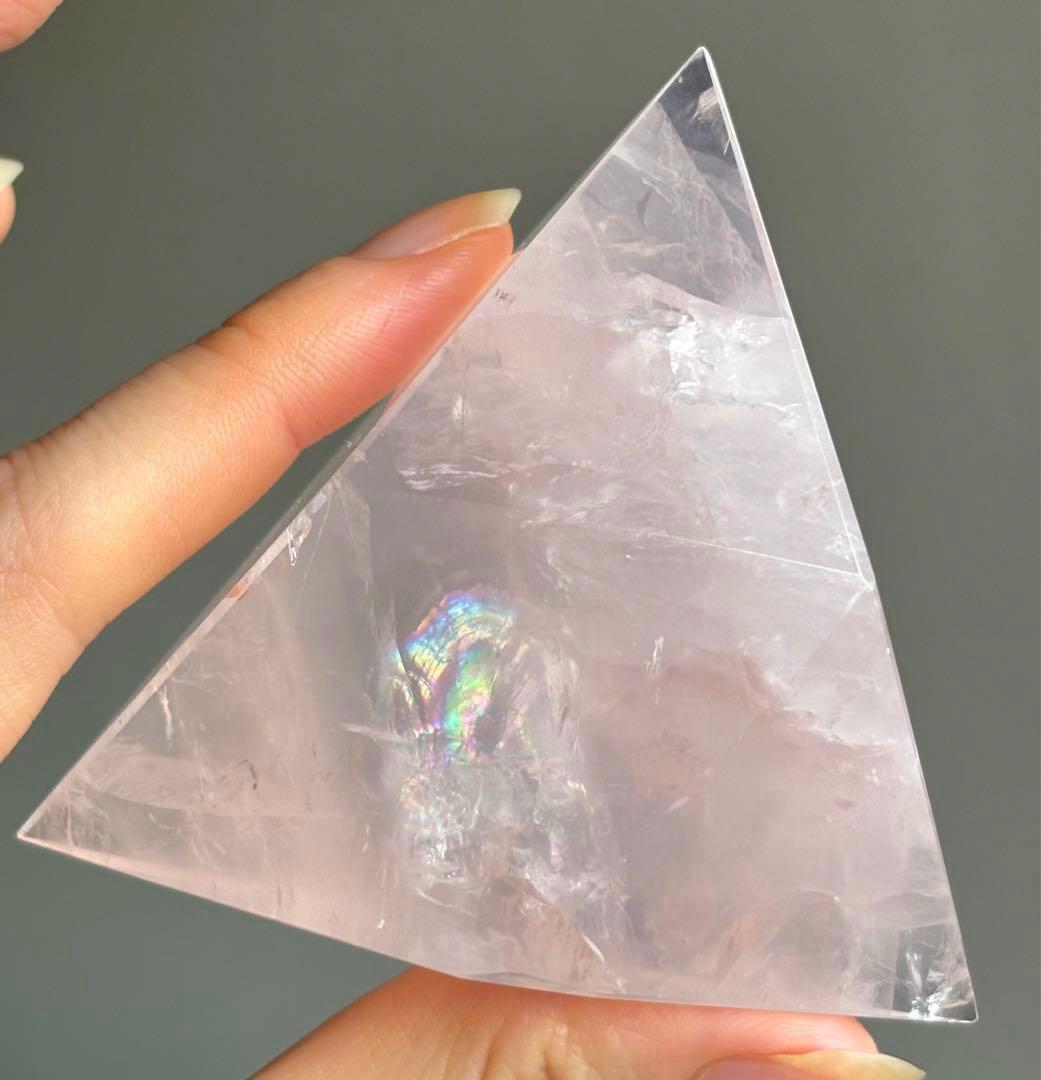 高品質　ローズクォーツ　BIG 立体形　トライアングル　虹　透明感