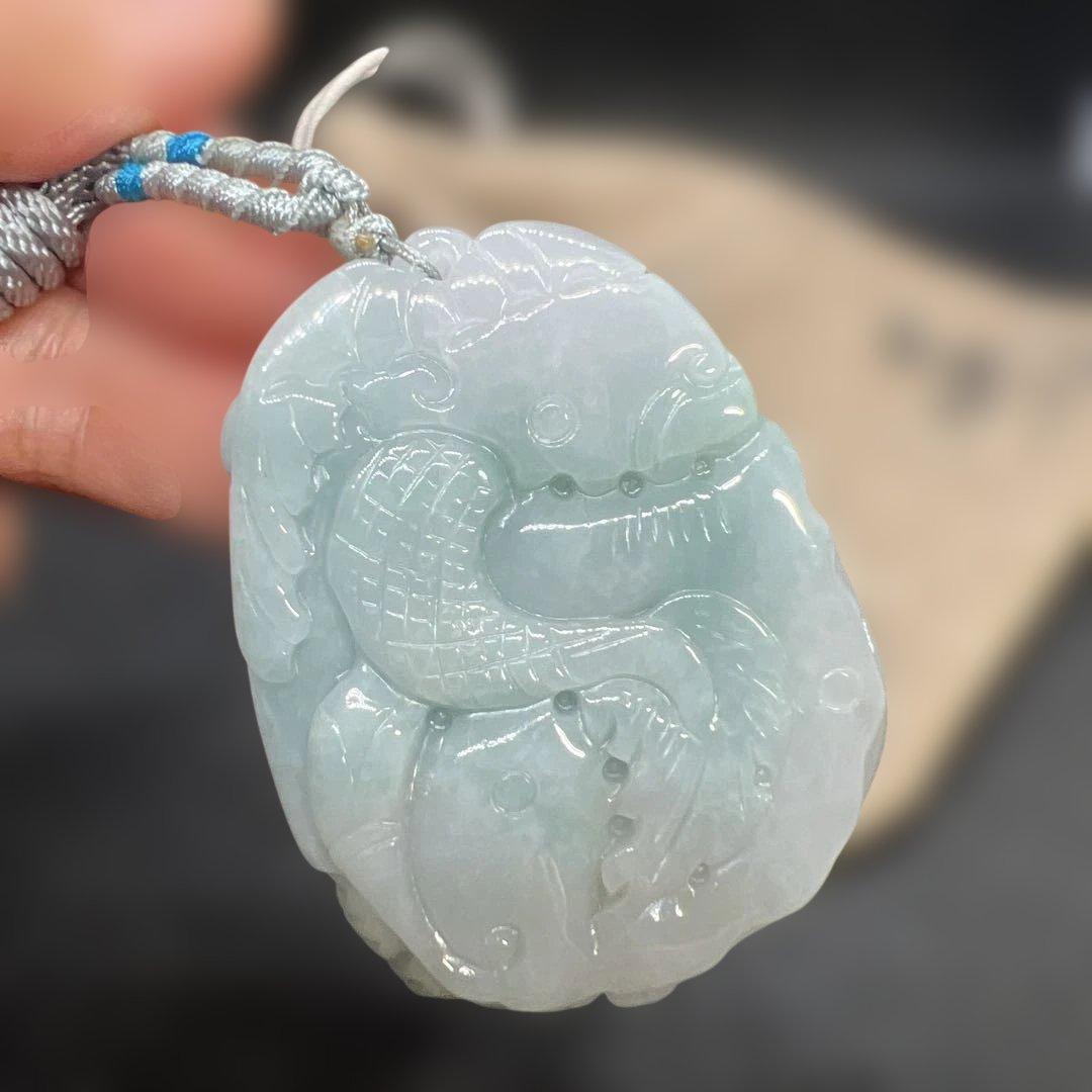 天然Aランク翡翠手作り両面に龍が彫刻されたペンダントAB10112