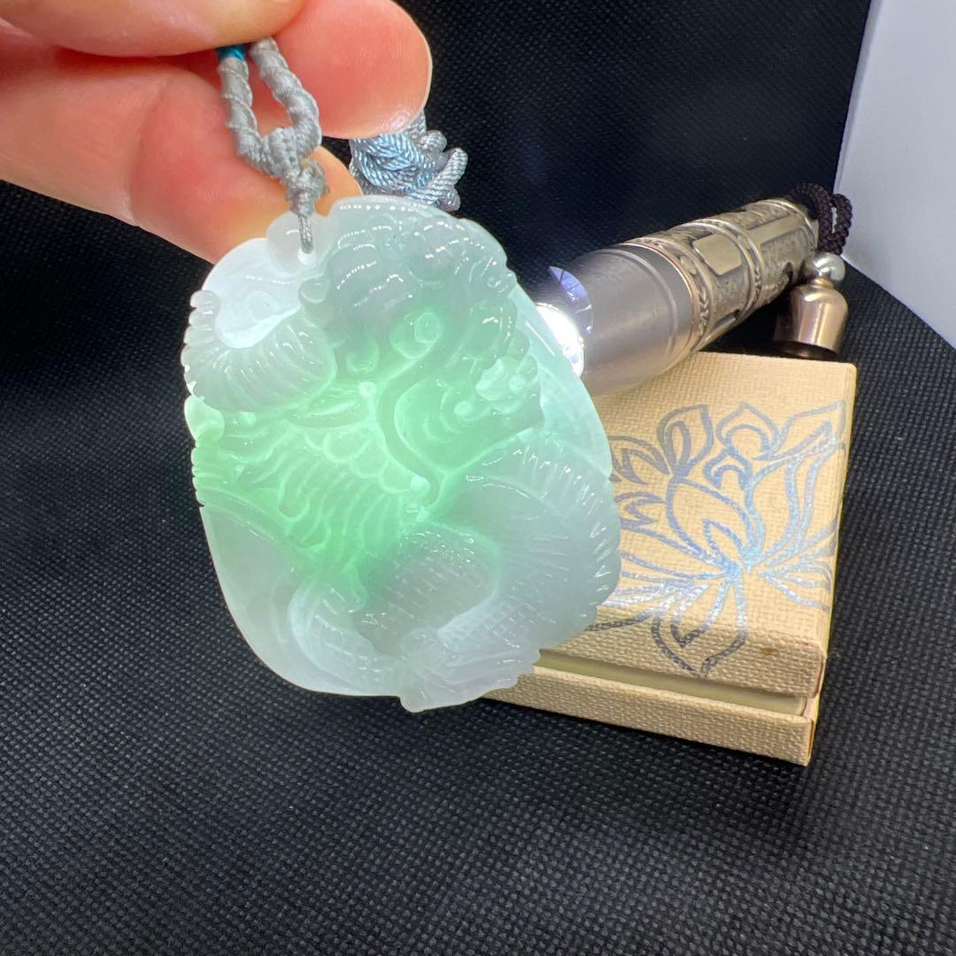 天然Aランク翡翠手作り両面に龍が彫刻されたペンダントAB10112