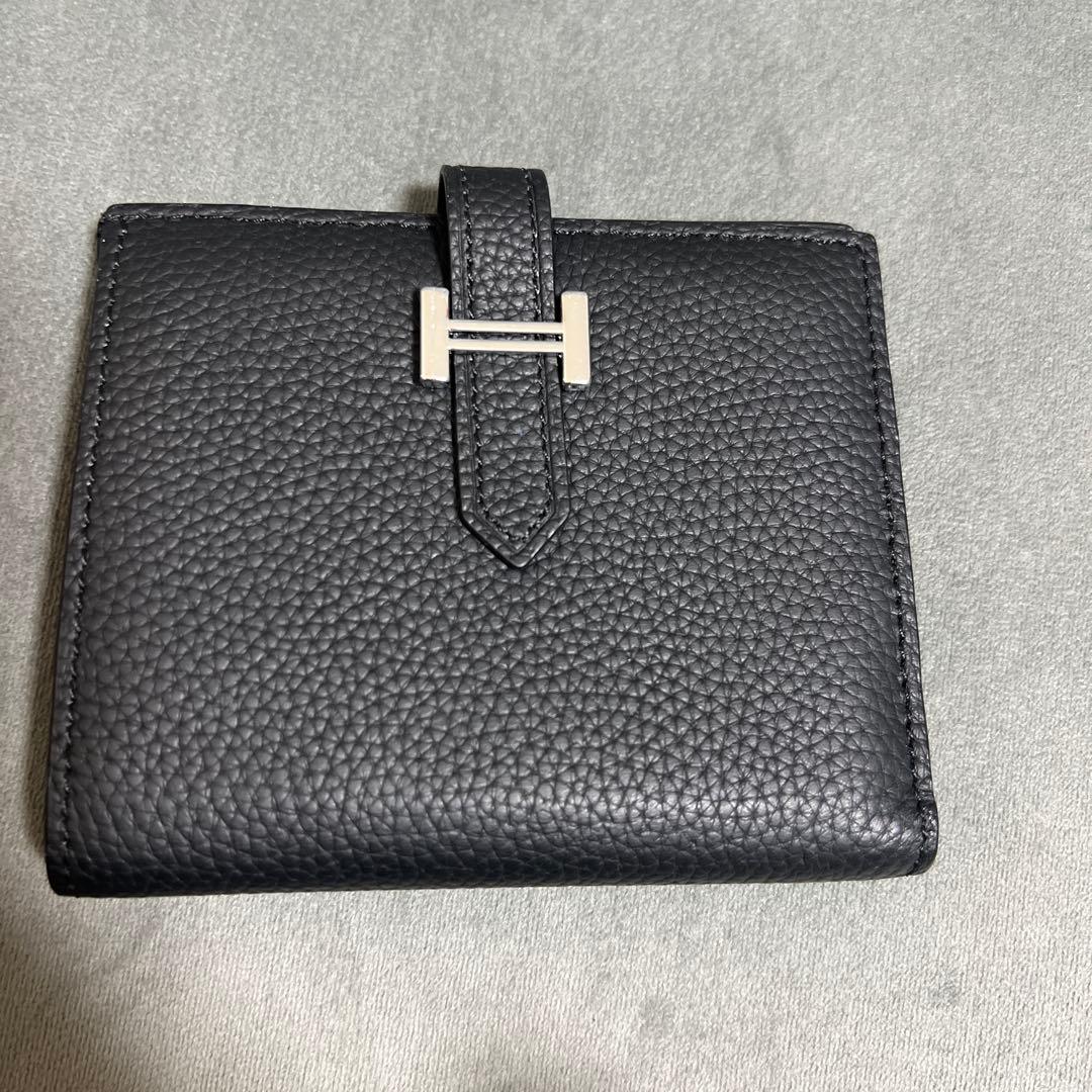 黒のレザー二つ折り財布