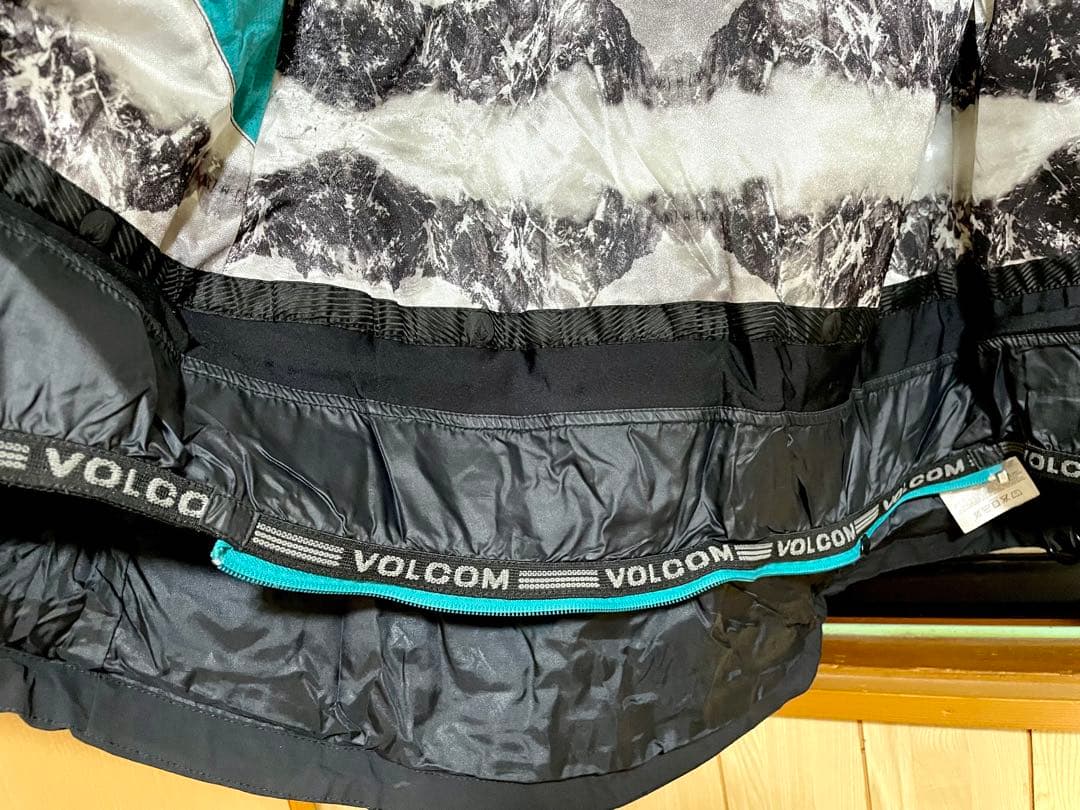 送料込★VOLCOM⭐︎GORE-TEXスノーボードウェアM
