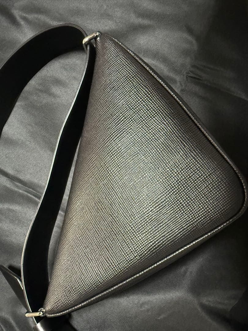 [アーサー]プラダ トライアングル ロゴ ジップ メッセンジャー バッグ