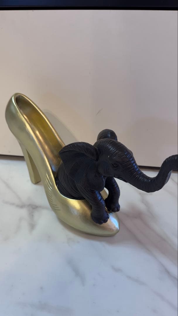 ゴールドハイヒールと黒い象の置物