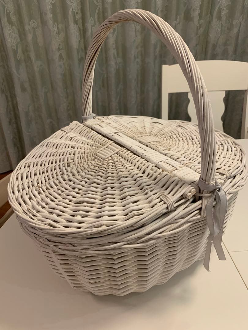 Zara  ホワイトバスケット 蓋付き