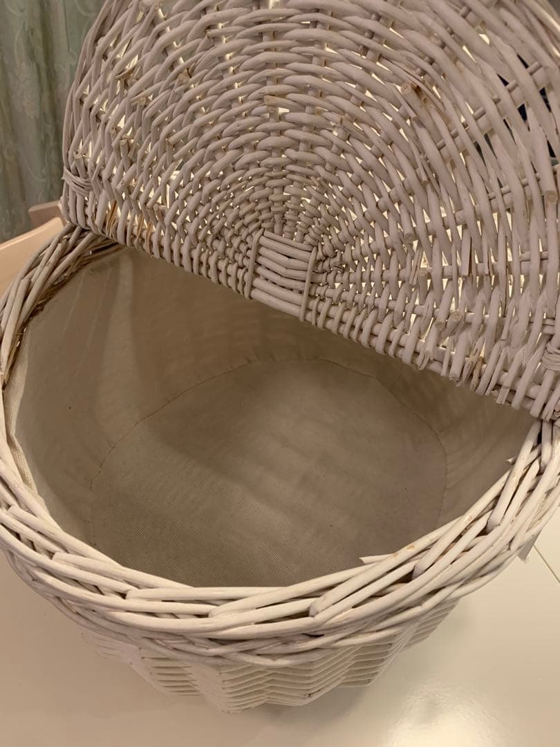 Zara  ホワイトバスケット 蓋付き