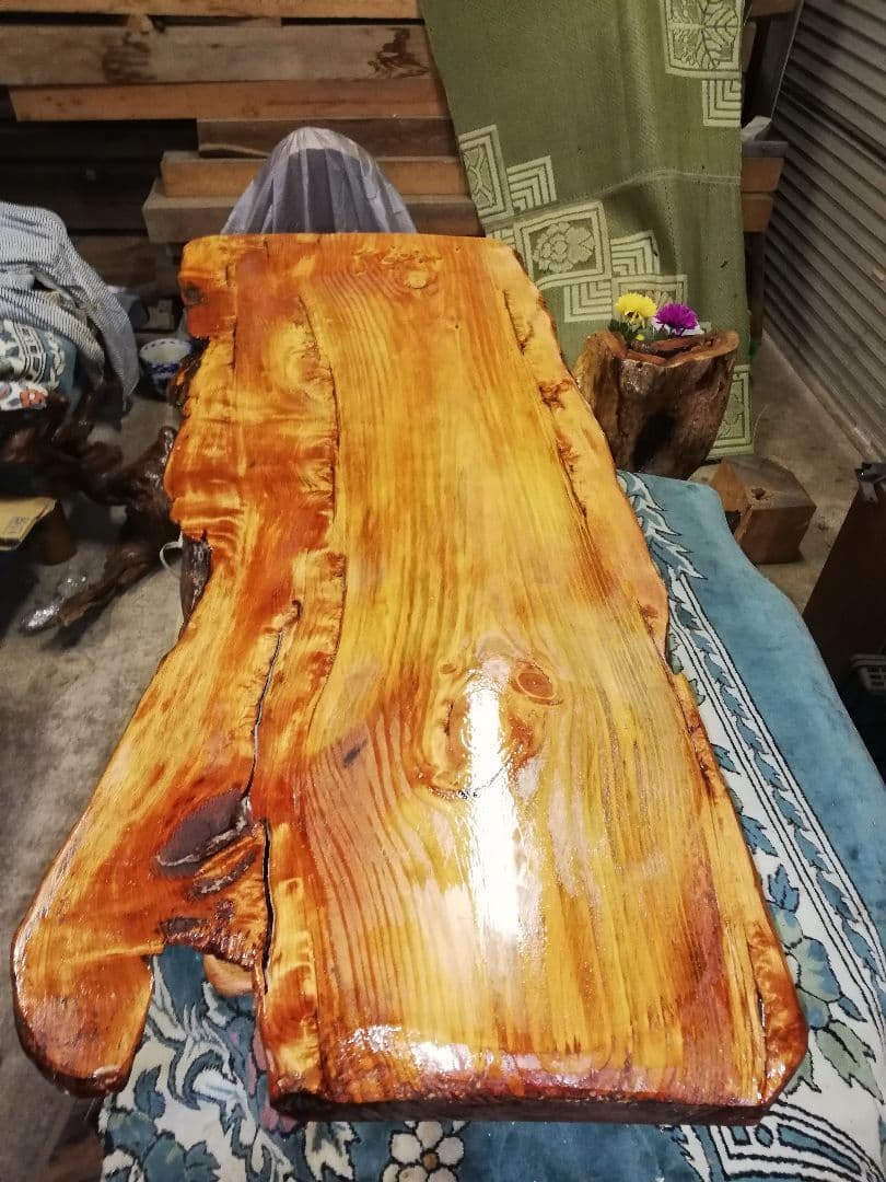 126 黄金色に輝く　テーブル