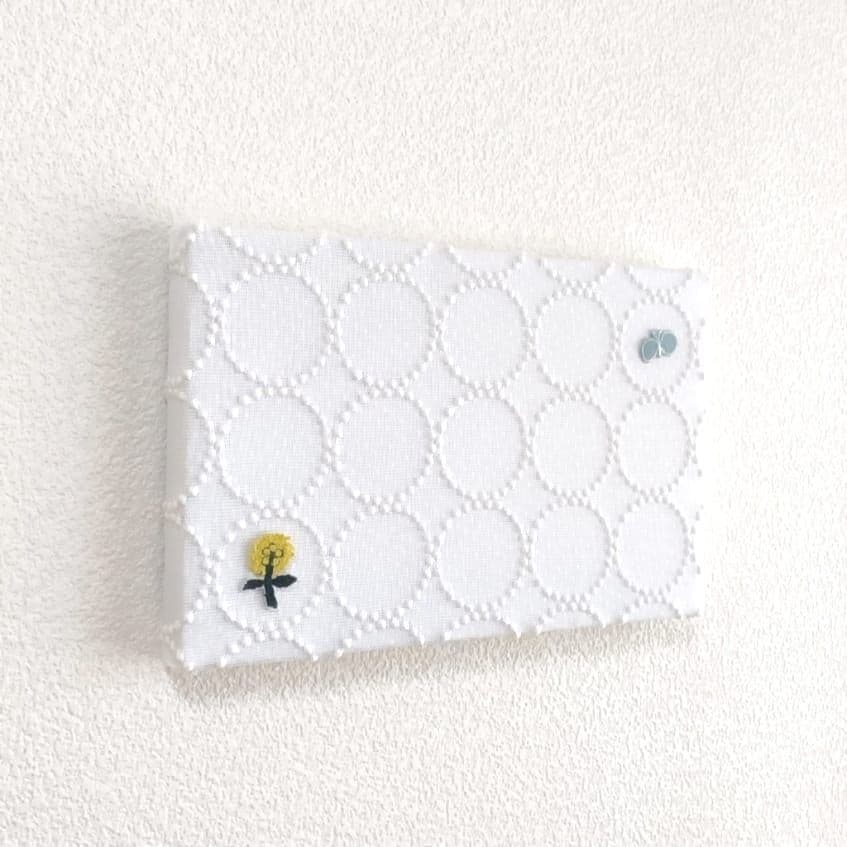 ファブリックパネル　ミナペルホネン　タンバリン　チョウチョ　スキップ　北欧風　白