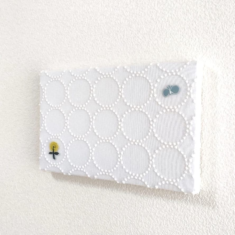 ファブリックパネル　ミナペルホネン　タンバリン　チョウチョ　スキップ　北欧風　白