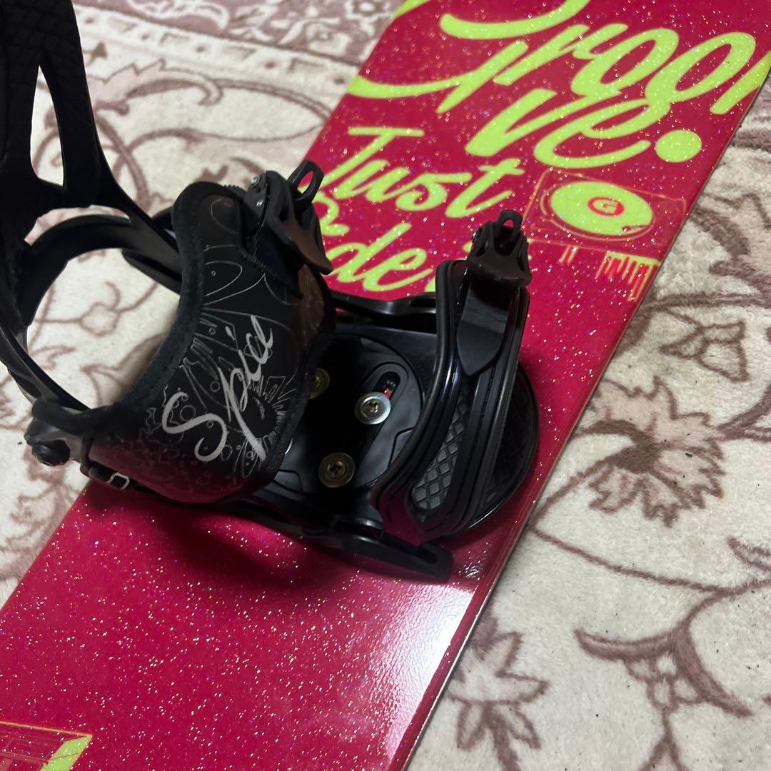 美品 子供 レディース 138.5cm バイン付 スノーボード2点セット