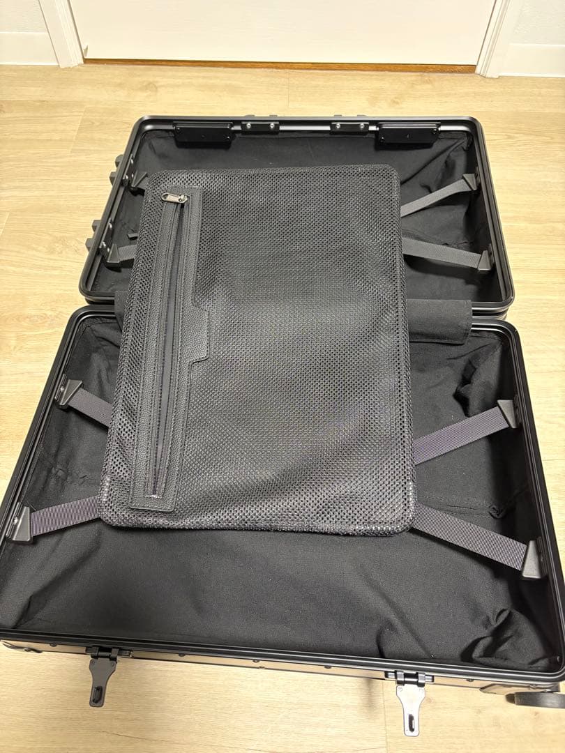 リアルドライカーボン製キャリーケース40L 高さ53cm横35cm奥行21cm