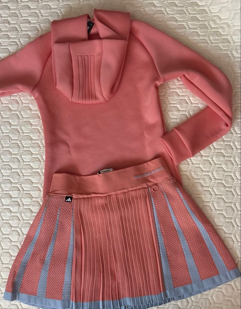 新品定価33000円　アディダスゴルフ　ダンボールニットパーカー&スカート