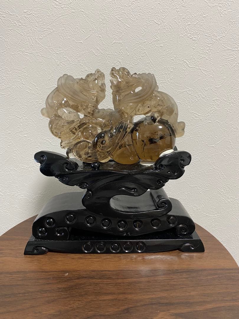 水晶 スモーキークオーツ 貔貅彫刻置物 黒色台座付き