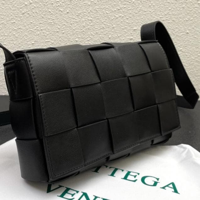 Cassette Small ブラックレザー バッグ