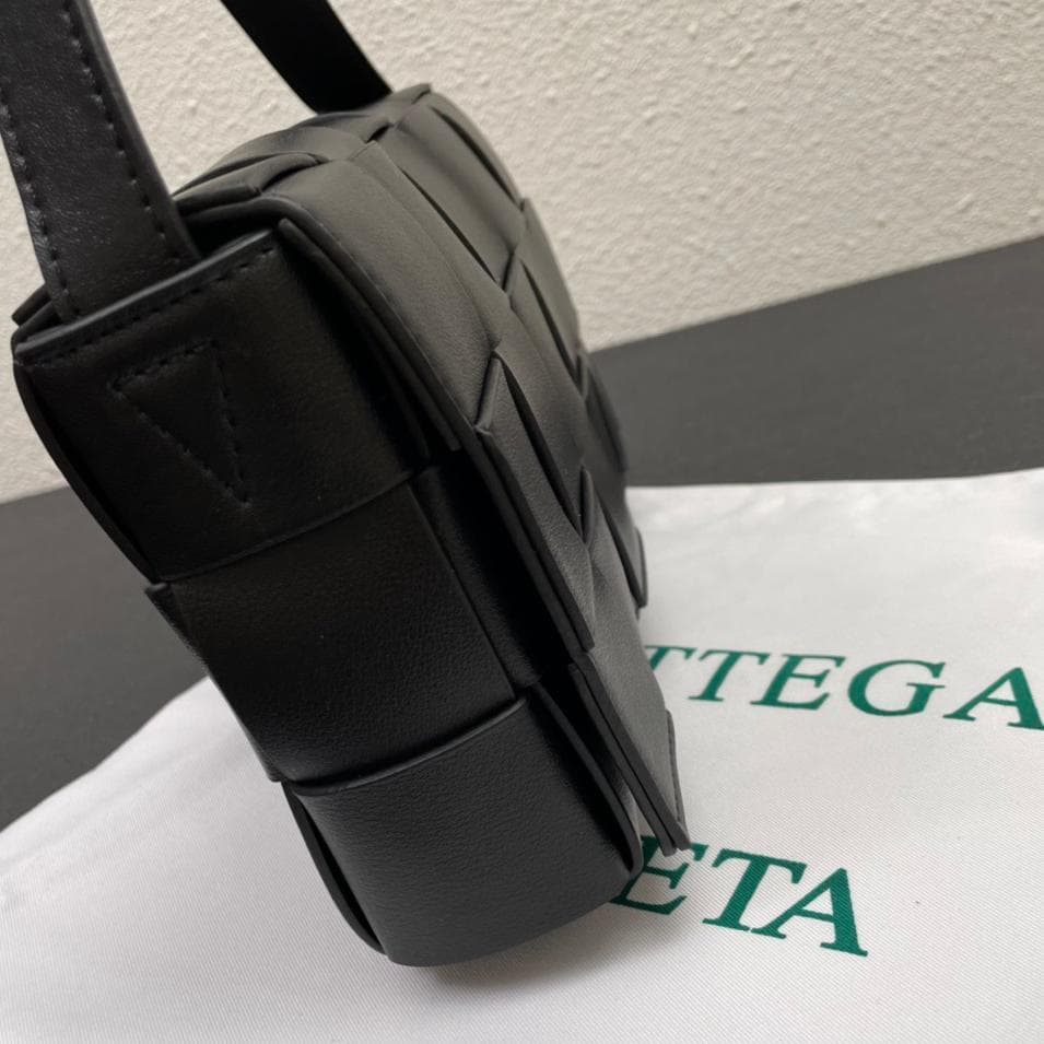 Cassette Small ブラックレザー バッグ