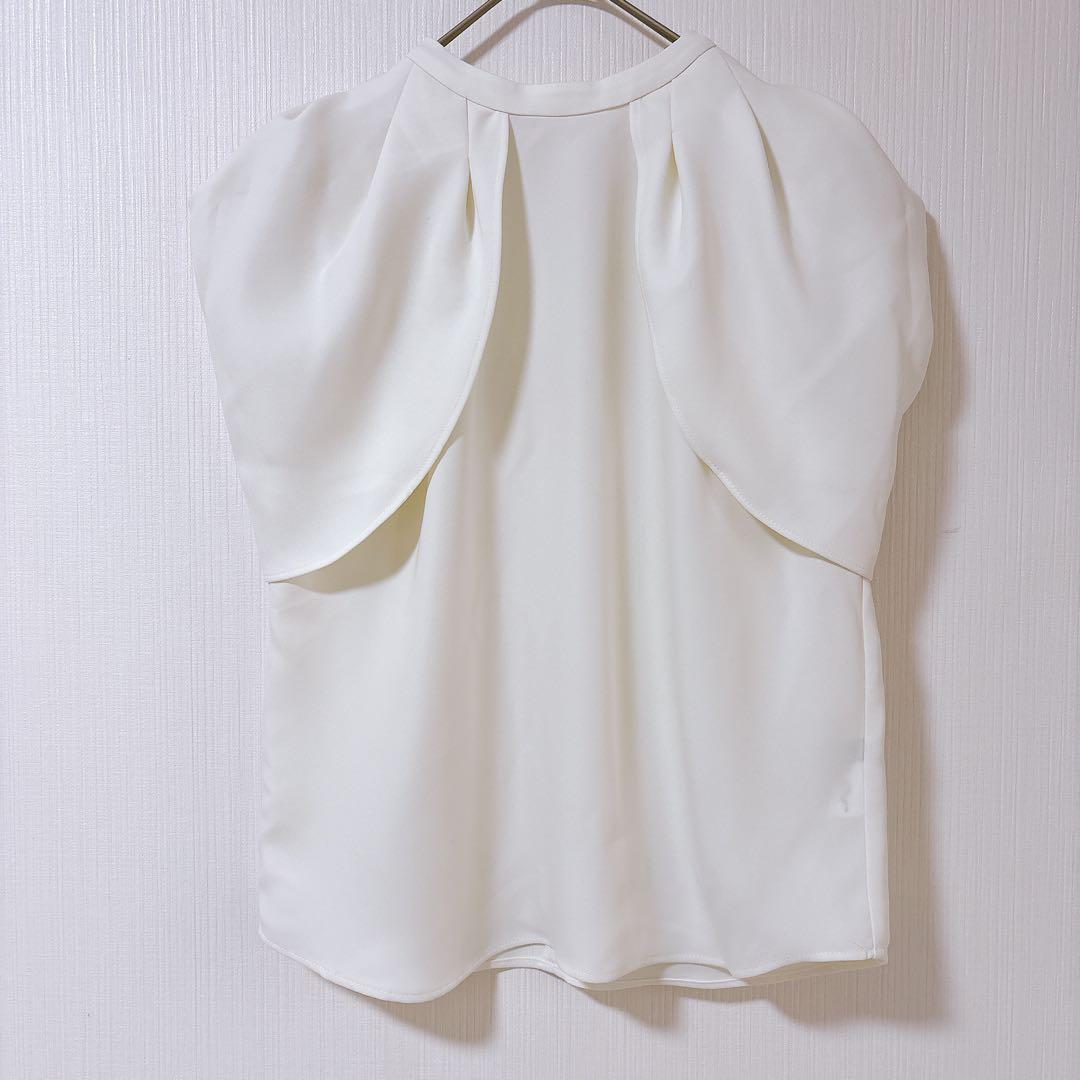 anuans アニュアンス　フォルムショルダーブラウス タグあり正規品　ホワイト