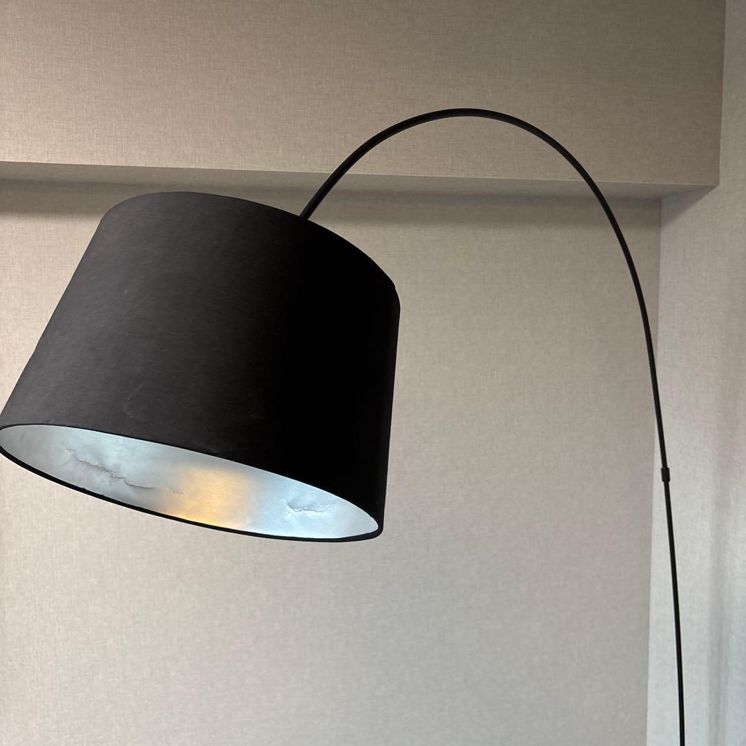 ボーコンセプト黒いアーチ型フロアスタンド