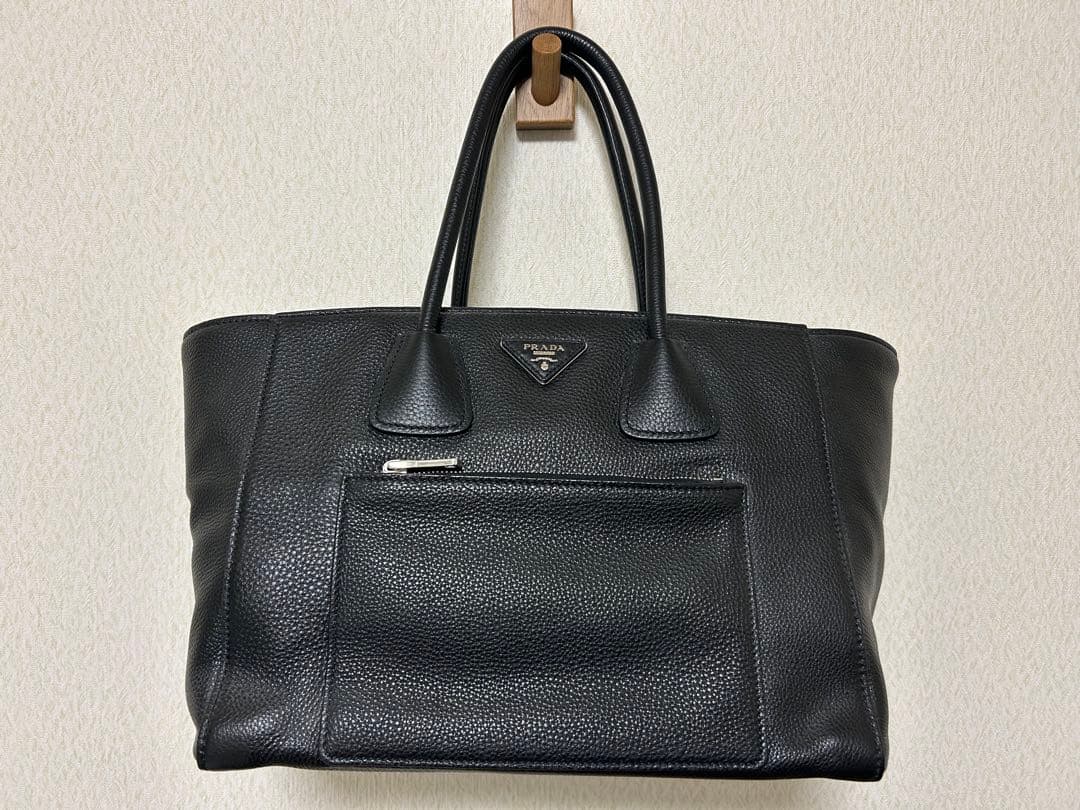 ほぼ新品 PRADA レザーバック黒 ストラップ付き
