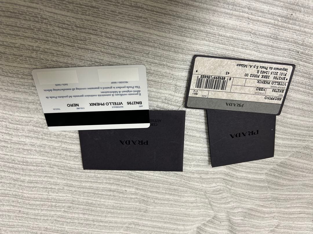 ほぼ新品 PRADA レザーバック黒 ストラップ付き