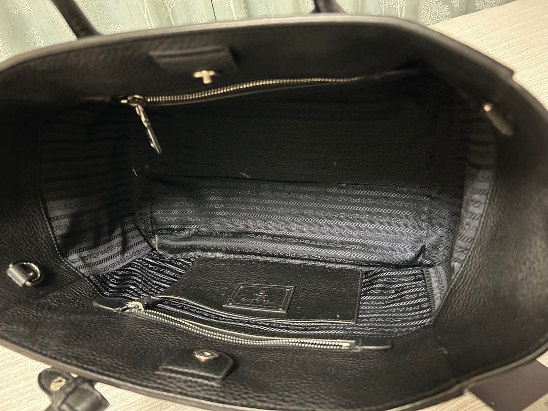 ほぼ新品 PRADA レザーバック黒 ストラップ付き