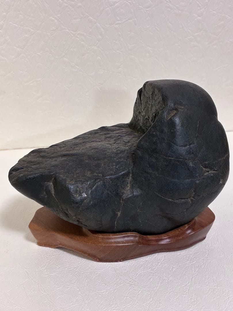 北海道神居古潭石サ⑦ 木製（ウォールナット）台座付き
