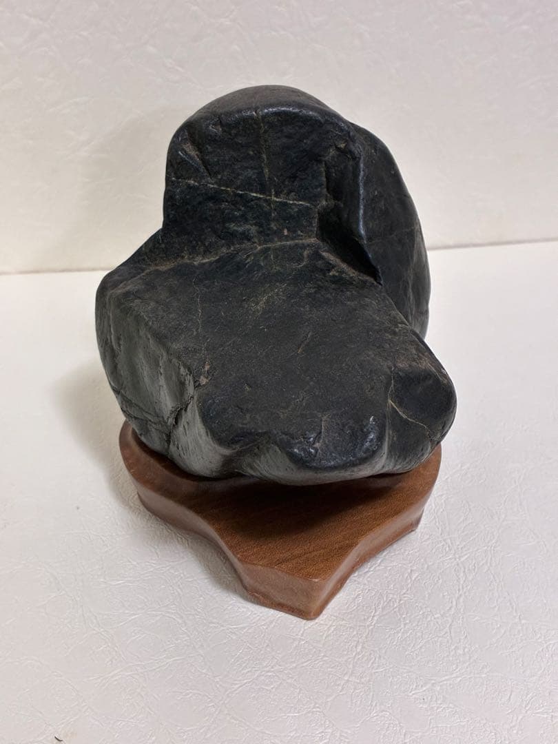 北海道神居古潭石サ⑦ 木製（ウォールナット）台座付き