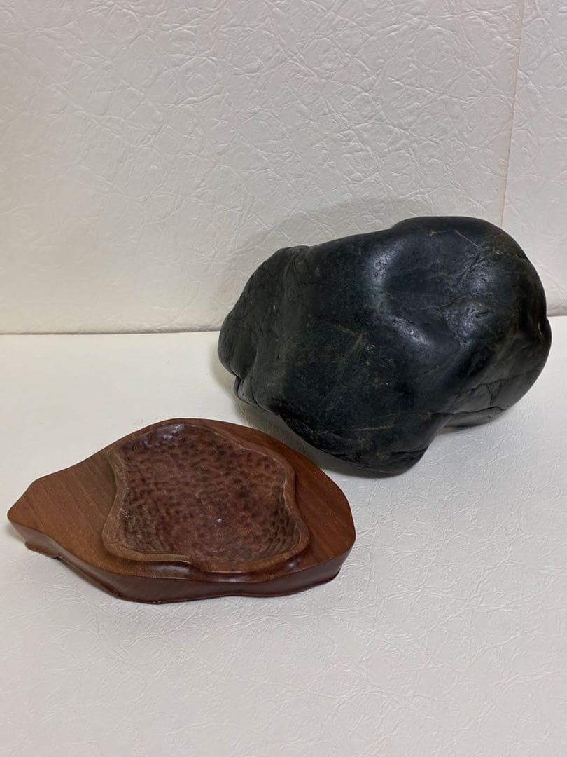 北海道神居古潭石サ⑦ 木製（ウォールナット）台座付き