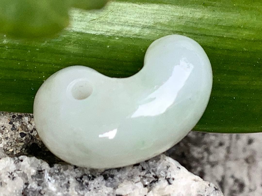 ✳極上材料使用‼️ 氷*糸魚川翡翠勾玉　神様と通じる縁起物お守り　鑑別書取得極上品