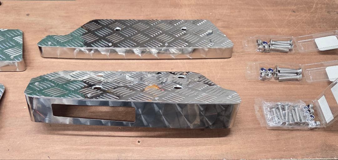 コ*ア様 17スーパーグレート　サイドステップアルミ縞板×鱗ステンボルトナット付