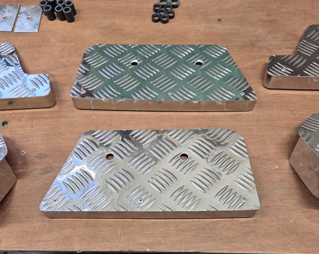 コ*ア様 17スーパーグレート　サイドステップアルミ縞板×鱗ステンボルトナット付