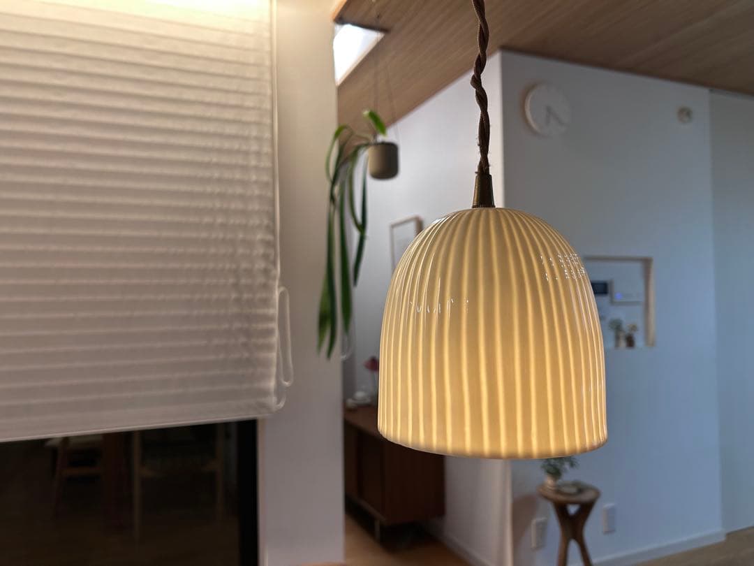 イギリス　アンティーク　ペンダントライト　ホワイト　艶あり