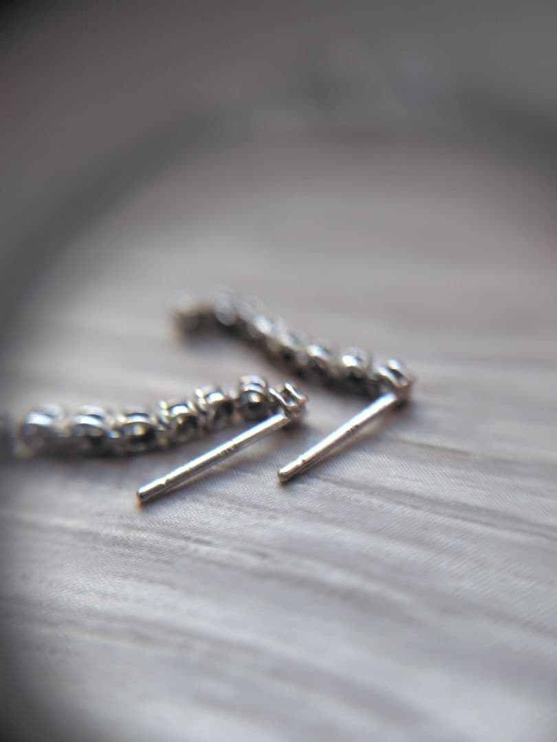 ​無色透明の輝き✨極美品 K10WG 天然ダイヤモンド 0.2ct ラインピアス