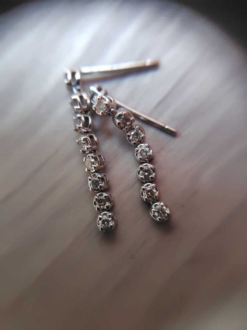 ​無色透明の輝き✨極美品 K10WG 天然ダイヤモンド 0.2ct ラインピアス