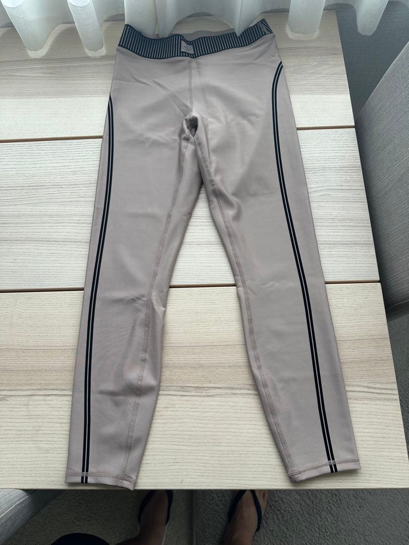 alo Yoga アロ ヨガ ピラティス レギンス ベージュ エアリフト