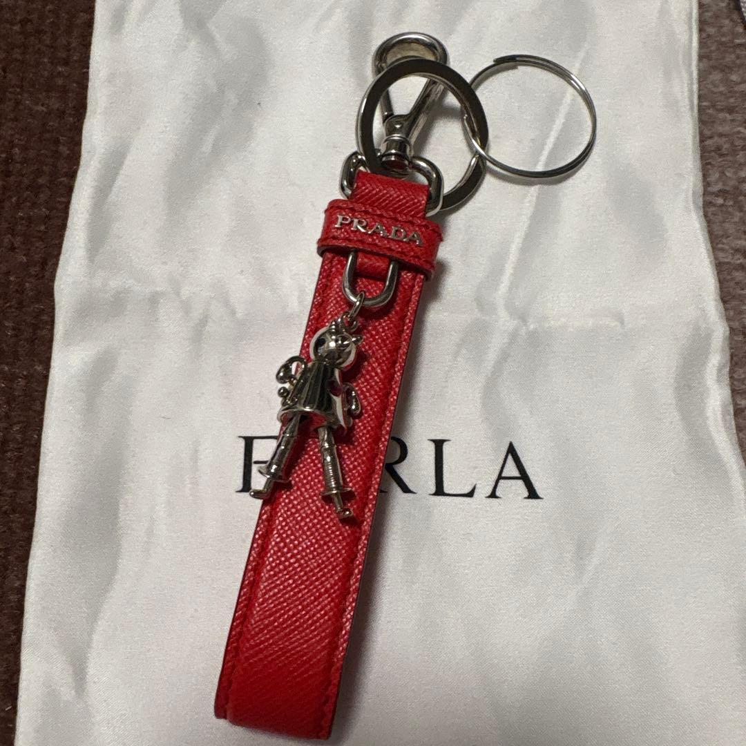 未使用　PRADA レッドレザーキーホルダー 人形チャーム付き