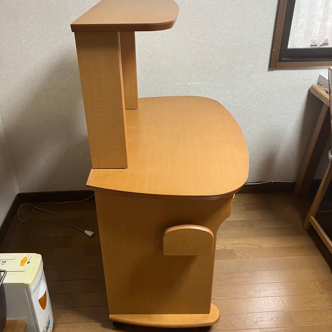 富士ファニチア　丸いフォルムのかわいいパソコンデスク